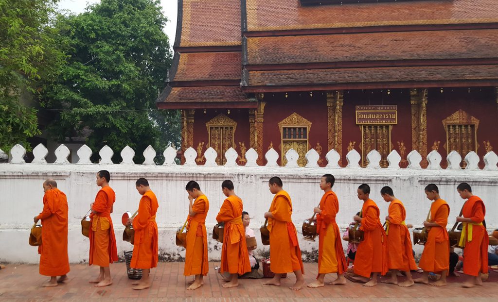 Laos, Luang Prabang | Morgendliche Spendensammlung der Mönche