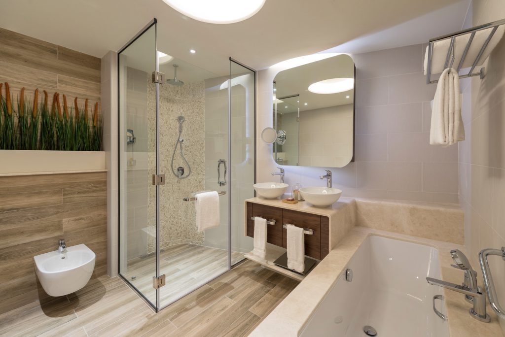 Badezimmerbeispiel The Retreat Palm Dubai MGallery by Sofitel