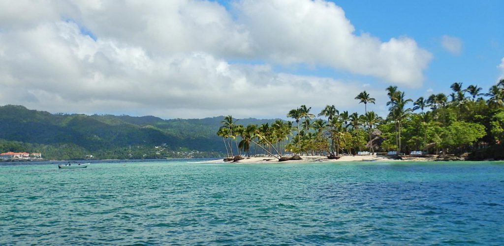 Cayo Levantado (im Hintergrund das Hotel Luxury Bahia Principe)