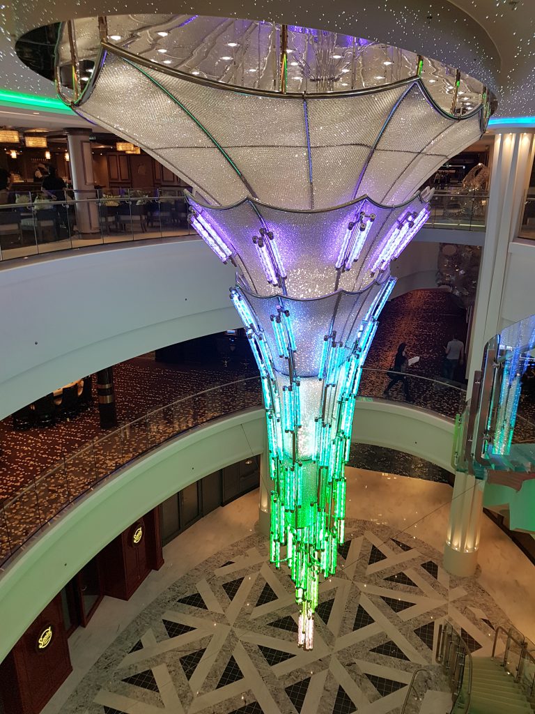 Der Kronleuchter im Zentrum der Norwegian Bliss