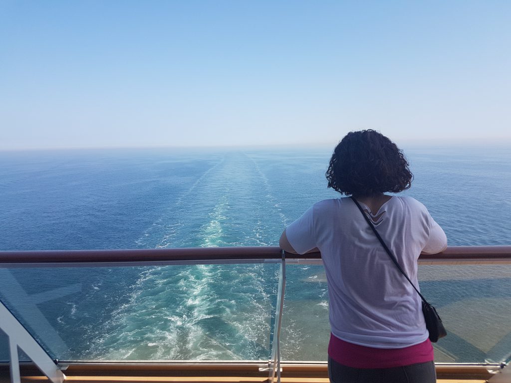 Cathrin Okuwa am Heck der Norwegian Bliss