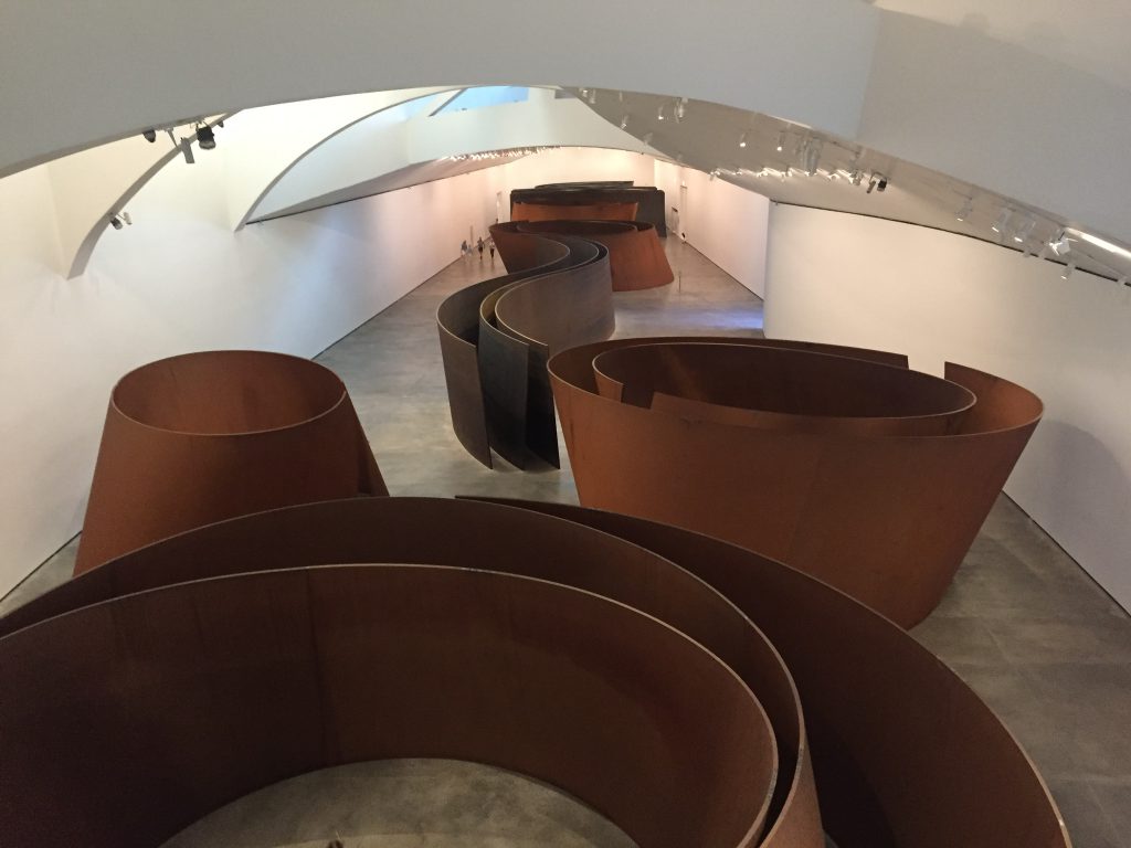 Exponate im Guggenheim Museum in Bilbao