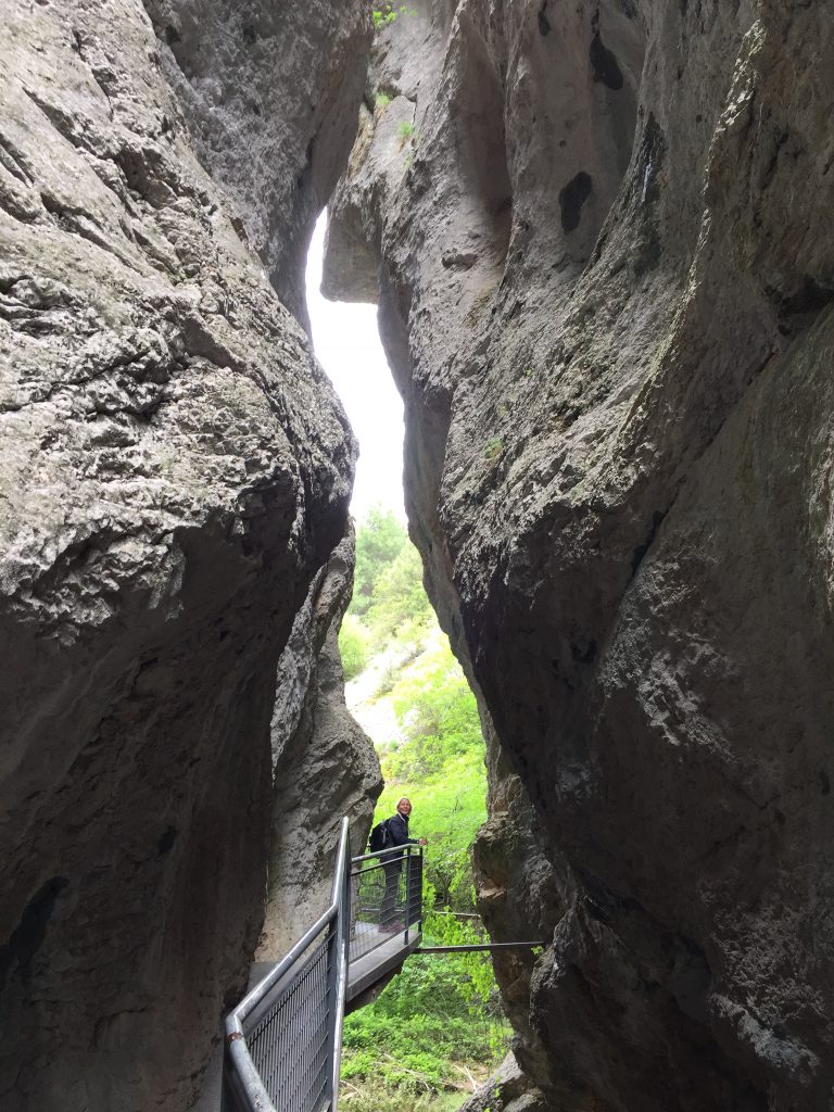 Die engen Felswände der Yecla Schlucht in La Yecla im Baskenland