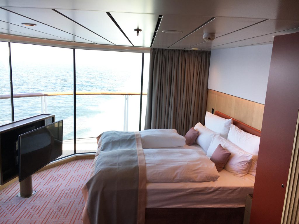 Doppelbett in der Horizont Suite an Bord der Neuen Mein Schiff 1