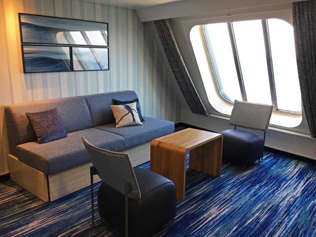 Sitzgelegenheiten in einer Familienkabine an Bord der Neuen Mein Schiff 1