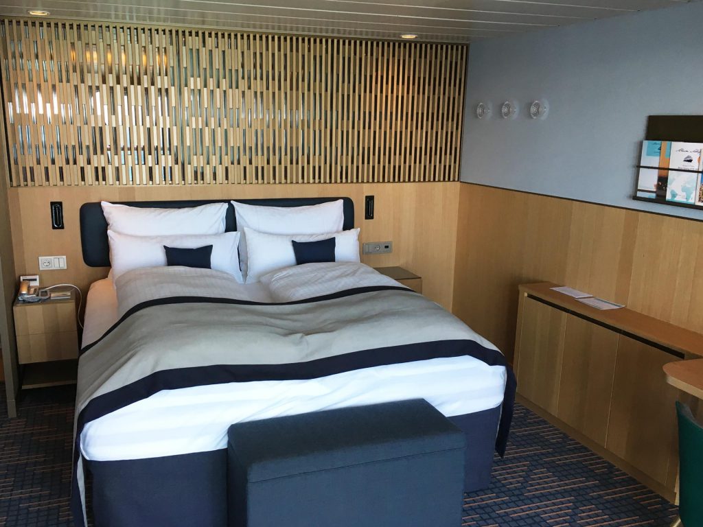 Doppelbett in der Himmel und Meer Suite an Bord der Neuen Mein Schiff 1