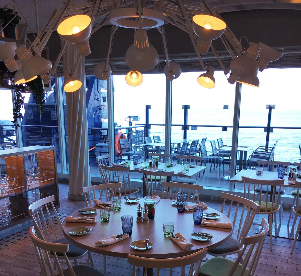 Wunderschöne Ausblicke auf das offene Meer beim Essen auf der Neuen Mein Schiff 1