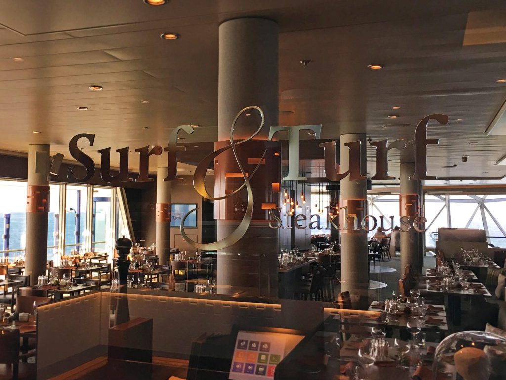 A-La-Carte Spezialitätenrestaurant „Surf & Turf - Steakhouse“ auf Deck 5 der Neuen Mein Schiff 1