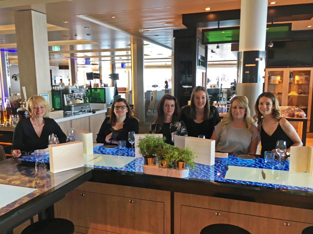 Das Euro Lloyd Team Das Euro Lloyd Team im Spezialitäten Restaurant „Manufaktur – Kreativ-Küche“ auf Deck 5 der Neuen Mein Schiff 1