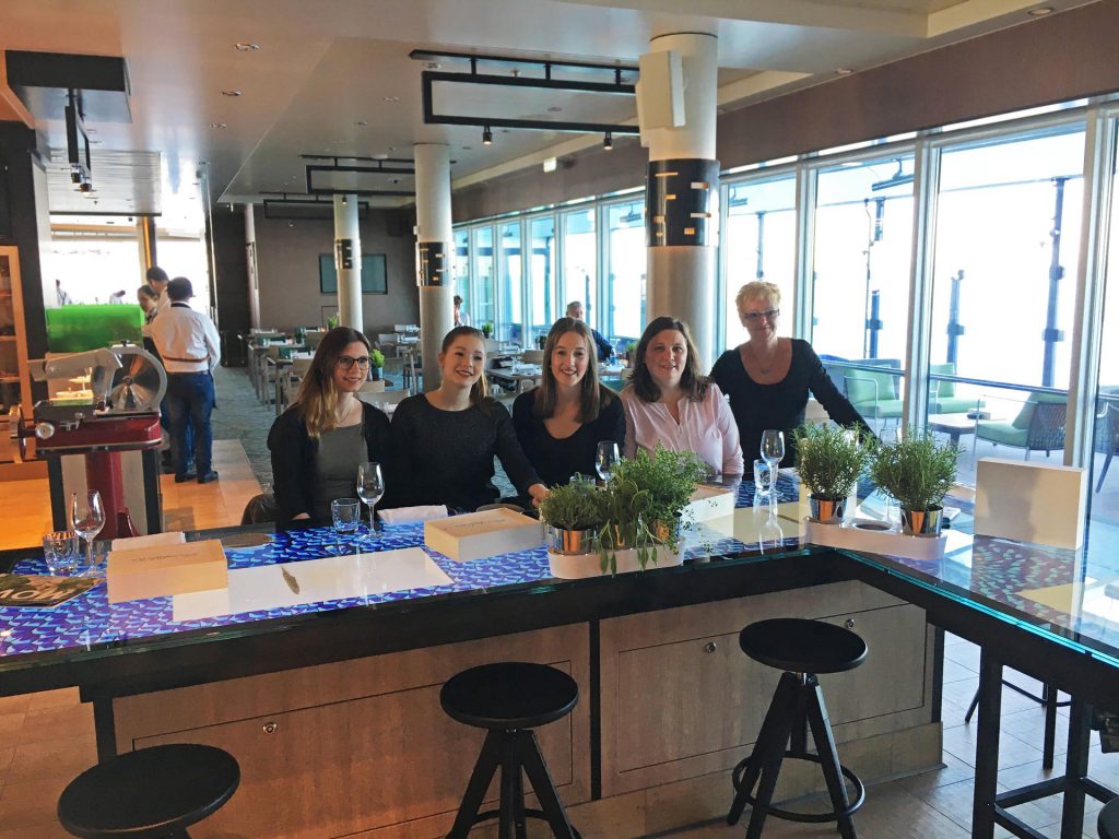 Das Euro Lloyd Team im Spezialitäten Restaurant „Manufaktur – Kreativ-Küche“ auf Deck 5 der Neuen Mein Schiff 1