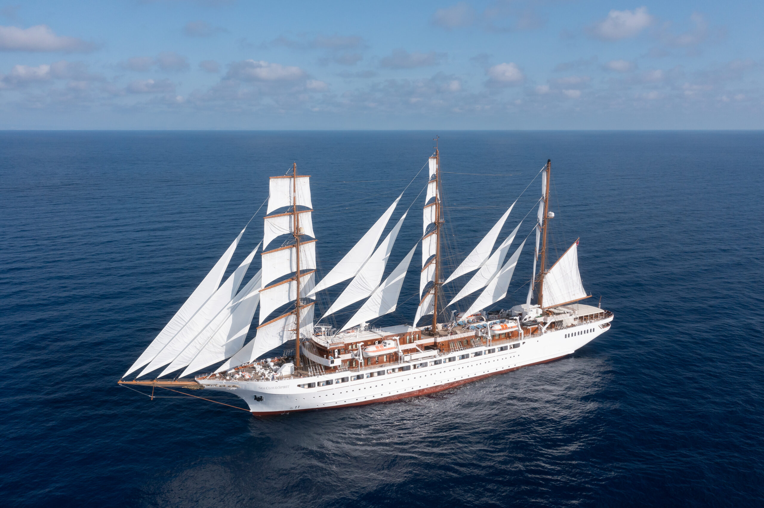 SEA CLOUD SPIRIT unter weißen Segeln