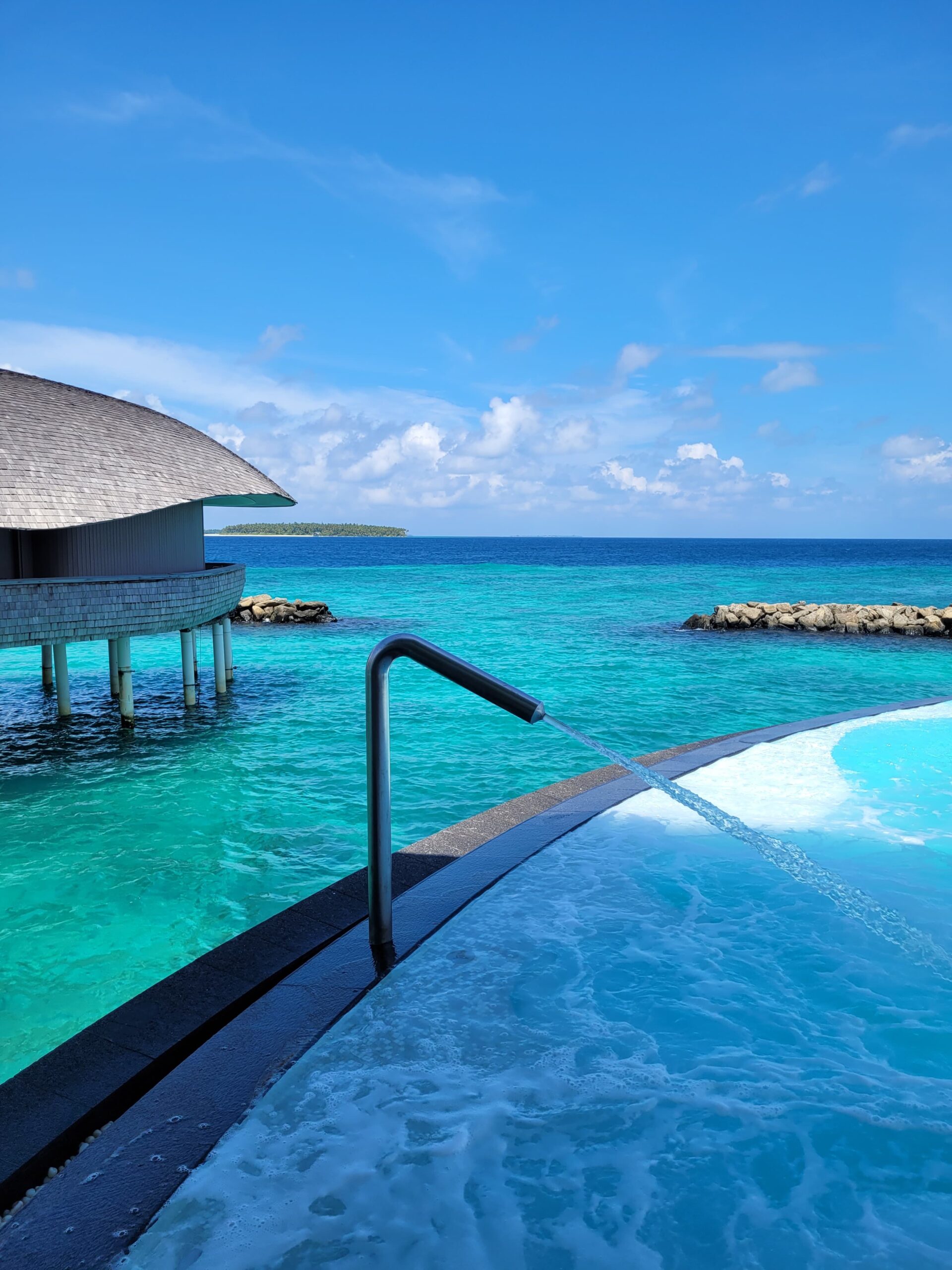 Blick auf Wasser und Villen
