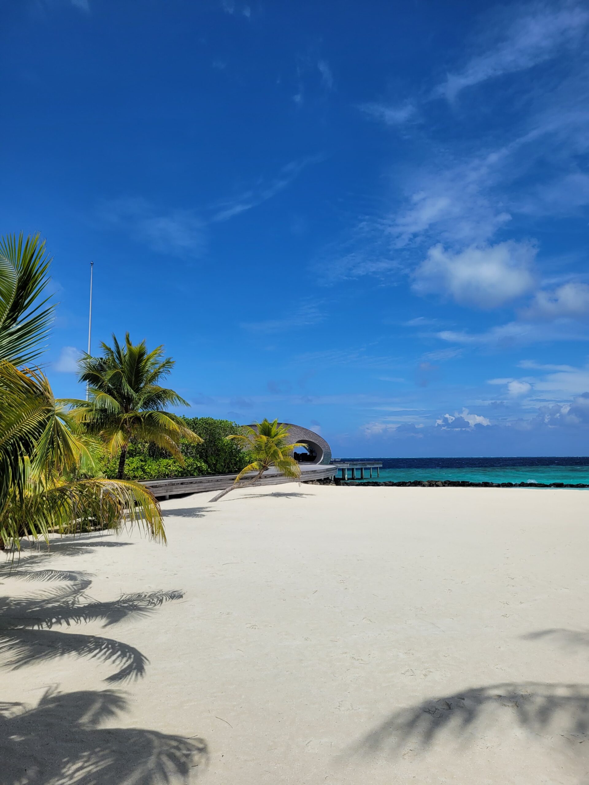 Weißer Sandstrand und türkisfarbenes Meer