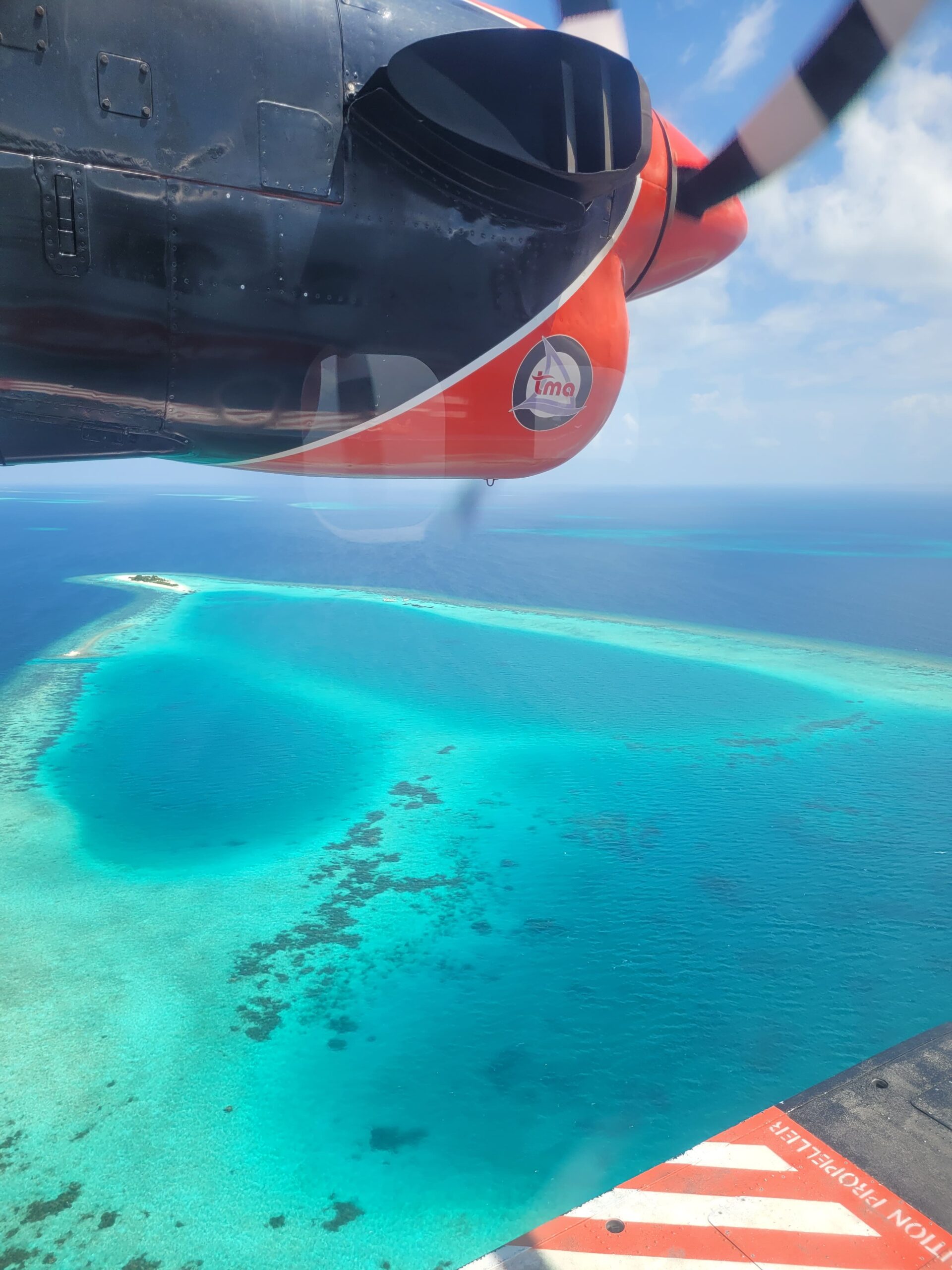 Türkisfarbene Atolle aus dem Wasserflugzeug