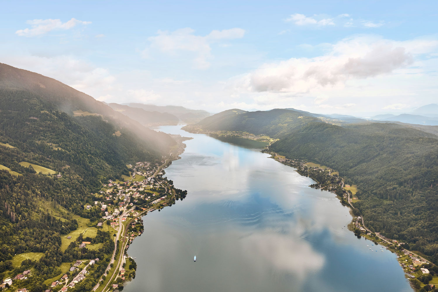 Blick aus der Luft über den Ossiacher See und die umliegenden Berge