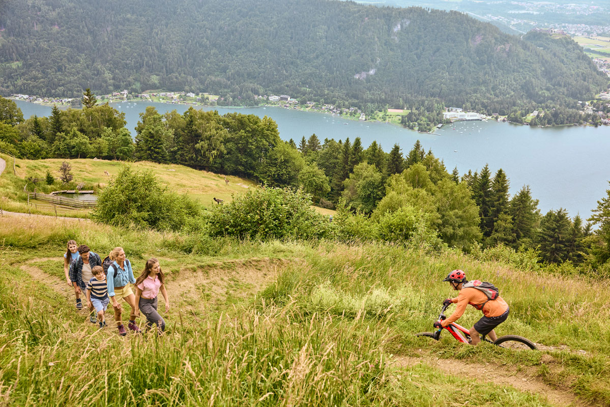 Familie auf einer Wanderung oberhalb des Ossiacher Sees